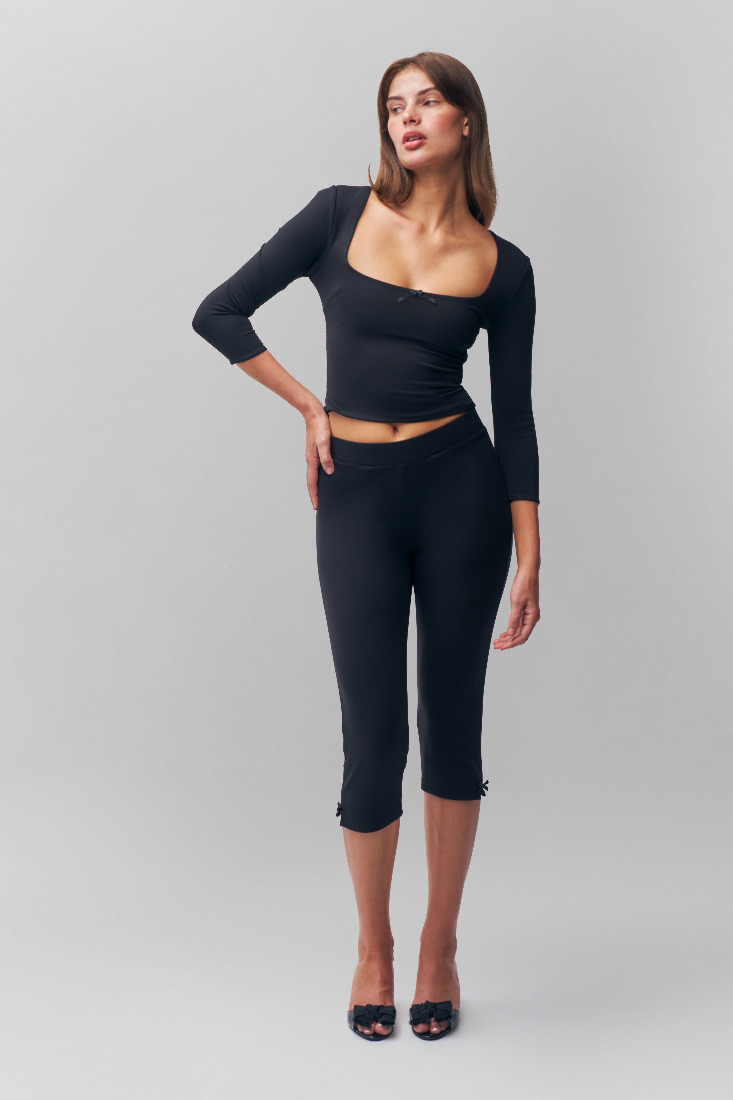 Caria Capri in Black