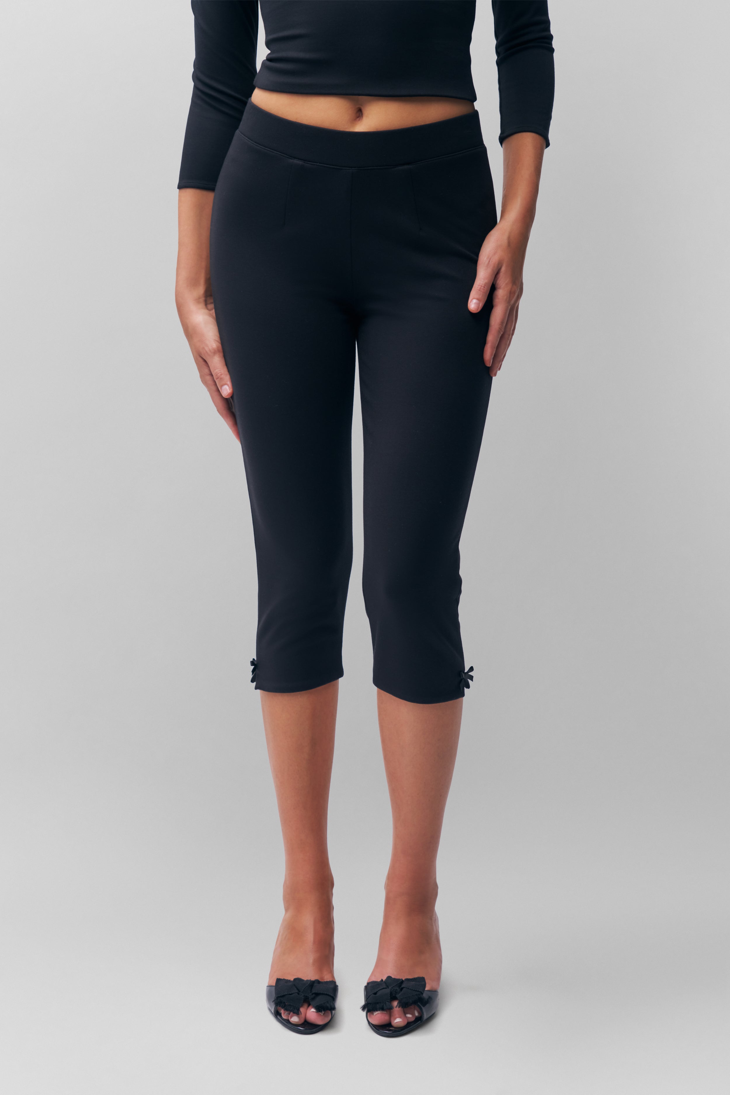 Caria Capri in Black